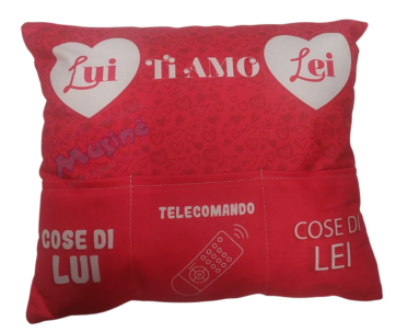 Cuscino Lui e Lei Virca con 2 Tasche Portaoggetti e Porta Telecomando – Idea Regalo Simpatica per Coppie